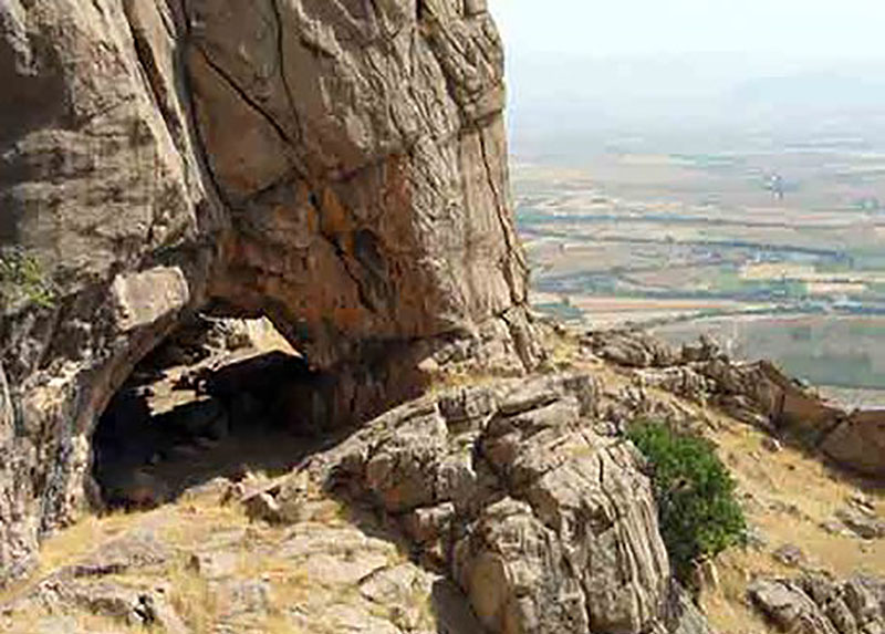 غار مردودر محوطه تاریخی بیستون